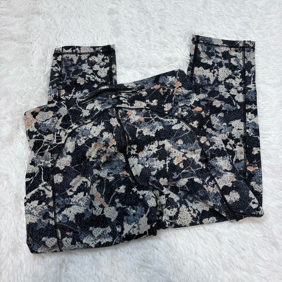 Lululemon Wunder Under Crop 21” 6 - Picture 2 of 3